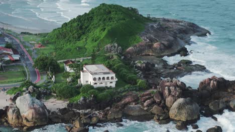 Old-house-on-Prainha-and-Praia-Brava-beaches-in-São-Francisco-do-Sul,-right-by-the-sea