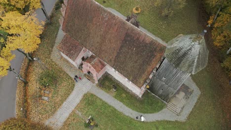 Vista-De-Drones-De-Una-Hermosa-Iglesia-Histórica-En-Medio-De-Un-Pueblo