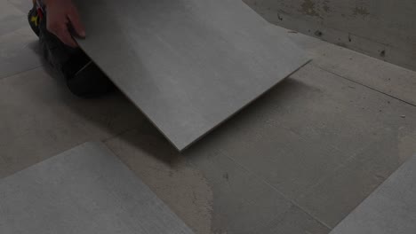 Baustelle-Bau-Fliesenleger-Verlegung-Beton-Bodenplatte-Fliesen