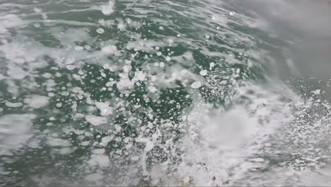 Ich-Perspektive-Eines-Surfers-Im-Meer-Nahe-Dem-Strand-In-Cascais,-Portugal