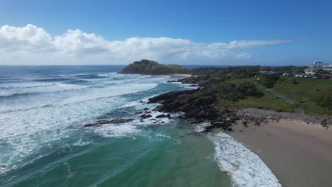 Meereswellen-Plätschern-An-Der-Küste-Von-Cabarita-Beach-In-New-South-Wales,-Australien-–-Drohnenaufnahme