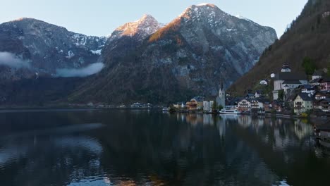 Amplia-Toma-De-Establecimiento-De-Hallstatt-Austria-En-La-Alta-Austria