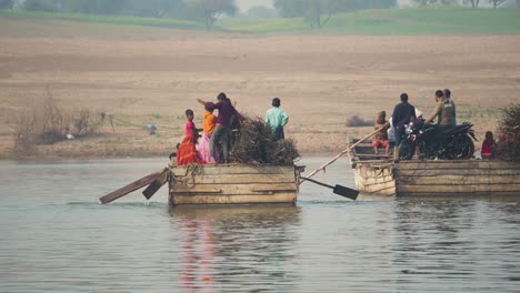 Dorfbewohner-Reisen-Mit-Holz-In-Traditionellen-Großen-Booten-Im-Chambal-Fluss-Der-Morena-Dholpur-Region-Von-Indien