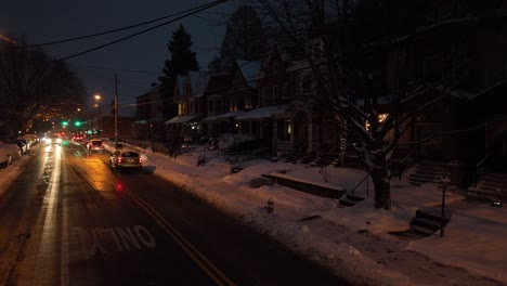 Verkehr-In-Einer-Amerikanischen-Stadt-Während-Einer-Verschneiten-Nacht