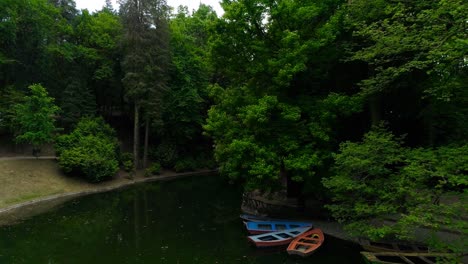 Lago-Del-Parque-De-La-Ciudad-El-Día-De-Primavera