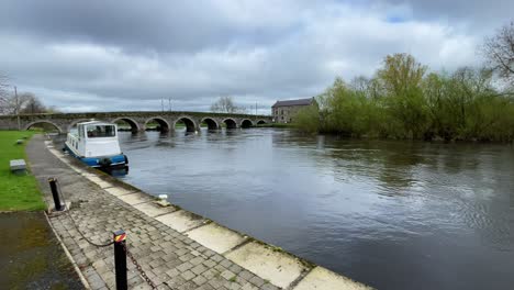 Der-Fluss-Barrow-Bei-Goresbridge-Kilkenny-Mit-Festgemachtem-Lastkahn-An-Einem-Frühlingsmorgen