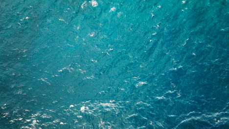 Océano-Azul---Vista-De-Arriba-Hacia-Abajo-Del-Océano-Azul-Con-Olas-Tranquilas