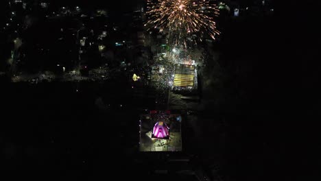 Vista-Aérea-De-Drones,-Muchos-Petardos-Estallan-En-La-Cámara-Del-Drone-Y-El-Templo-De-Mahadev-Es-Visible-Debajo