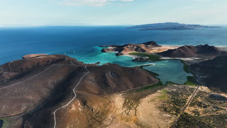 Panorama-Drohnenaufnahme-Rund-Um-Den-Strand-Playa-Balandra-Im-Sonnigen-La-Paz,-Mexiko