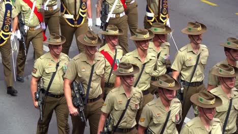 Eine-Bewaffnete-Truppe-Der-Australischen-Armee-Der-Australischen-Verteidigungsstreitkräfte-Marschiert-Einheitlich-Die-Straße-Entlang-Und-Nimmt-An-Der-Paradetradition-Teil,-Inmitten-Der-Feierlichkeiten-Zum-Anzac-Day-Gedenktag,-Nahaufnahme