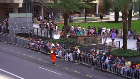 Menschen-Versammeln-Sich-In-Der-Innenstadt-Von-Brisbane-Voller-Vorfreude-Vor-Dem-Beginn-Der-Jährlichen-Traditionellen-ANZAC-Day-Parade-Am-ANZAC-Square