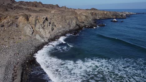 Paso-Elevado-Desde-La-Playa-Rocosa-Del-Océano-Hasta-El-Camino-De-Tierra-Sobre-Acantilados-Rocosos-En-Chile