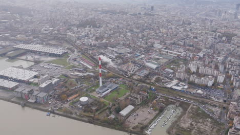 Imágenes-Aéreas-Amplias-Sobrevolando-El-Río-Danubio-En-Belgrado,-Serbia.