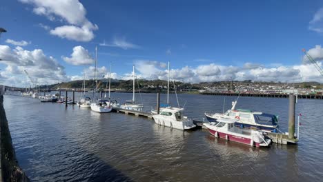 Río-Suir-Waterford-City-Pequeños-Barcos-De-Recreo-Amarrados-En-El-Lado-Clave