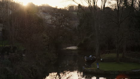 Estanque-Tranquilo-En-Un-Parque-Al-Atardecer-En-Bath,-Inglaterra---Plano-Amplio