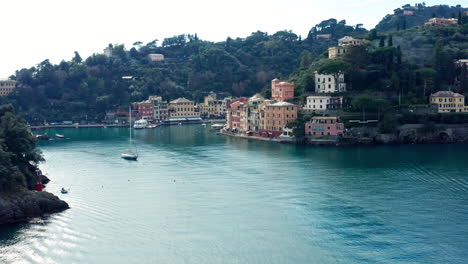 Casas-De-Colores-Pastel-En-La-Costa-De-Portofino-Lugurian,-Enfoque-Aéreo