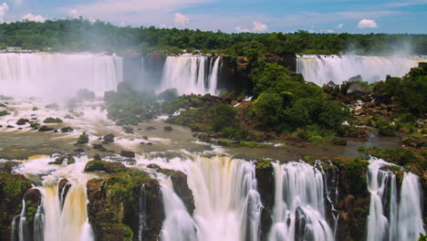 Zeitraffer-Der-Wasserfälle-Von-Iguazú-Rund-Um-Eine-Große-Grünfläche,-An-Einem-Sonnigen-Tag,-Foz-Do-Iguaçu,-Parana,-Brasilien