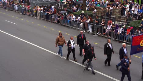 Representantes-De-La-Batería-De-Campo-108-Caminando-Por-Las-Calles-De-La-Ciudad-De-Brisbane,-Participando-En-El-Desfile-Anual-Del-Día-De-Anzac-Con-Multitudes-Aclamando-La-Calle.