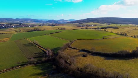 Luftpanorama-Von-Abwechslungsreichen-Ackerflächen-In-Einem-Ruhigen-Tal