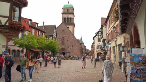 Kirche-Église-Sainte-Croix-Im-Dorf-Kayserberg-Mit-Herumlaufenden-Menschen