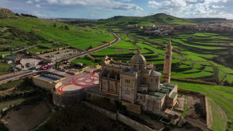 Vista-Aérea-De-La-Iglesia-De-Ta-Pinu-Con-Paisaje-Verde-En-Un-Día-Soleado-En-La-Isla-De-Gozo,-Malta