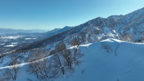 Luftaufnahme-über-Dem-Gipfel-Des-Myoko-Bergs,-Die-Kamera-Schwenkt-Nach-Unten-Und-Zeigt-Höhe-Und-Ausmaß-Des-Berges