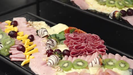 Bankett-Wurstplatte-Mit-Käse-Und-Früchten-Mit-Glasur,-Vorbereitet-Für-Den-Hochzeitsempfang
