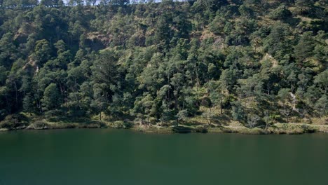 Aufsteigende-Drohne-Schoss-An-Einem-Sonnigen-Tag-In-Derby,-Tasmanien,-Australien,-Einen-Baumwald,-Einen-See-Und-Einen-Mountainbike-Trail