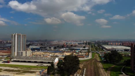 Während-Die-Drohne-Anmutig-über-Die-Belebten-Straßen-Von-Bogotá-Gleitet,-Bereitet-Die-Pulsierende-Energie-Der-Stadt-Die-Bühne-Für-Unsere-Erkundung