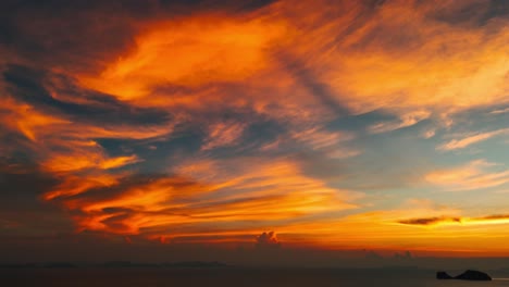 Nubes-épicas-Sobre-La-Luz-Del-Atardecer-Rojo-Anaranjado.