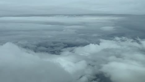 Immersive-Luftaufnahme-Aus-Einem-Jet-Cockpit-Eines-Stürmischen-Himmels-In-Einem-Echtzeitflug-An-Einem-Kalten-Wintertag
