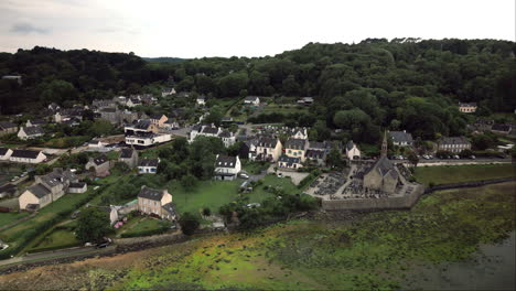 Rückwärts-Dolly-Luftaufnahme-Zeigt-Das-Französische-Dorf-Landévennec-Mit-Fluss,-Kirche-Und-Friedhof