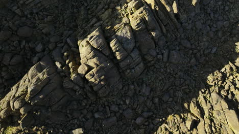 Von-Oben-Nach-Unten-Geschossene-Drohne,-Die-über-Felsigen-Klippen-Rotiert,-In-Den-Sonnigen-Alabama-Hills,-Kalifornien,-USA