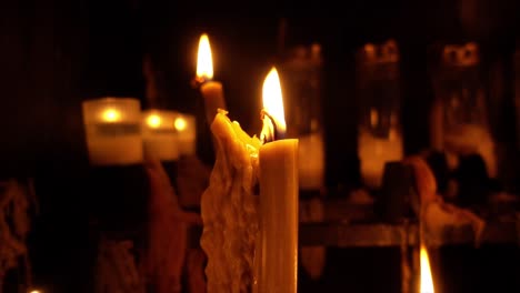 Brennende-Kerzen-In-Der-Kirche-In-Zeitlupe