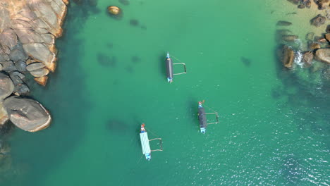 Luftaufnahme-Des-Wunderschönen-Kristallklaren-Wassers-Mit-Booten-Am-Butterfly-Beach-In-Goa,-Indien,-4K-Drohne
