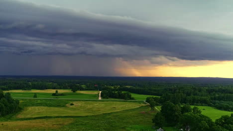 Vista-Aérea-De-Una-Tormenta-Que-Se-Avecina-Sobre-Tierras-Rurales