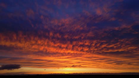 Schöne-Ruhige-Orange-Lila-Rosa-Blaue-Sonnenuntergangsluft-Mit-Cumuluswolken