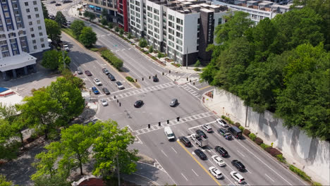 Fahrzeuge-Auf-Straßen-Zwischen-Gebäuden-In-Der-Stadt-–-Luftaufnahme-Einer-Drohne