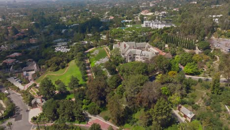 Disparo-De-Un-Dron-Acercándose-A-La-Hermosa-Mansión-Histórica-De-Greystone-En-Beverly-Hills,-California,-En-Un-Día-Soleado,-Hermosa-Finca-Vista-Desde-Arriba