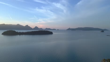 Heitere-Inseln-Ruhiges-Wasser-Sonnenaufgang