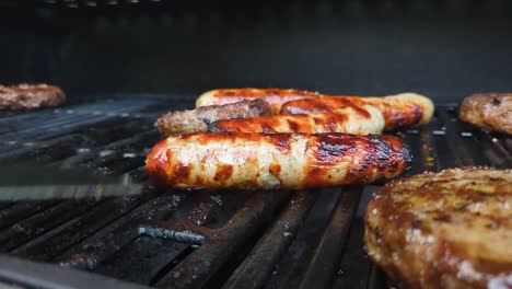 Rindfleischburger-Und-Lange-Würstchen-Werden-Im-Sommer-Auf-Dem-Grill-Gebraten