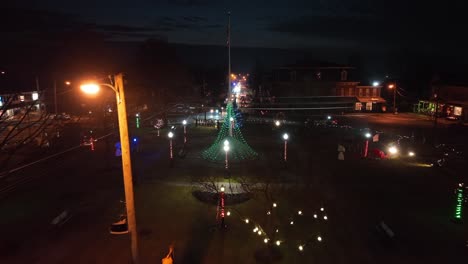 Amerikanischer-Stadtplatz-Nachts-Mit-Festlicher-Weihnachtsbeleuchtung-Geschmückt