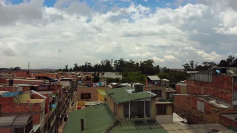 Wir-Schweben-über-Dem-Bezaubernden-Viertel-Boitá-Und-Seiner-Umgebung-In-Bogotá,-Kolumbien