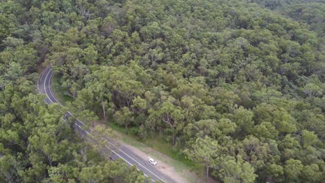 Drohne-Fliegt-über-Eine-Bergstraße-In-Australien
