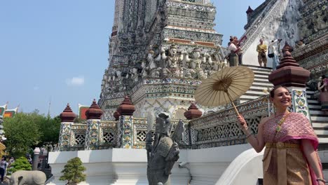 Bonita-Turista-Vestida-Como-Tailandesa-En-El-Templo-Wat-Arun,-Tailandia