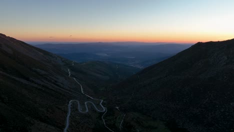 Carretera-Serpenteante-A-Lo-Largo-De-Un-Remoto-Paso-De-Montaña-En-La-Serra-Da-Estrela