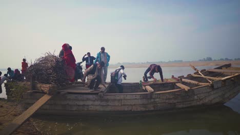 Dorfbewohner-Reisen-Mit-Holz-In-Traditionellen-Großen-Booten-Im-Chambal-Fluss-Der-Morena-Dholpur-Region-Von-Indien