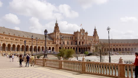 Gente-En-La-Famosa-Plaza-De-España-Con-Imponentes-Arquitecturas-Barrocas-En-Sevilla,-España