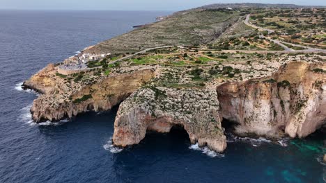 Gruta-Azul-En-Malta,-Vista-Aérea-Desde-El-Mar-Mediterráneo-Hasta-La-Isla