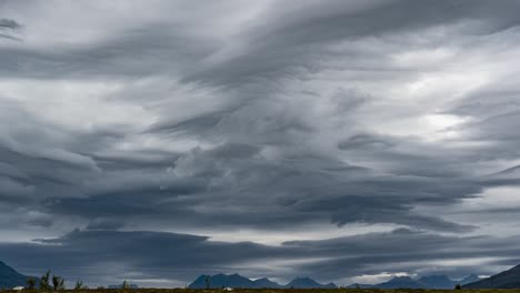 Eine-Faszinierende-Wolkenlandschaft---Dunkle-Wolken-Wirbeln-Am-Stürmischen-Himmel-Und-Bilden-Eigentümliche-Linsenförmige-Formen